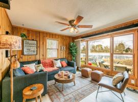 Lakefront, wildlife Cabin retreat - Pelican Bay Cabin，位于Lindstrom的酒店