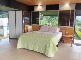 Comfortable glamping loft with pool and vineyards，位于里韦拉的豪华帐篷营地