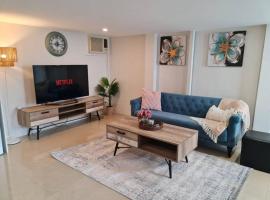 Private & Cosy Two Storey Guest House，位于Guildford的酒店