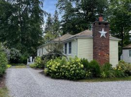 Cozy 2-bedroom Cottage with Access to Bantam Lake，位于Morris的酒店