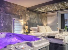 L'Eden Love - Jacuzzi / Sauna，位于格勒诺布尔的带热水浴缸的酒店