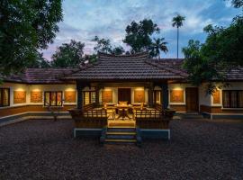 The Backwater Heritage- Comp Breakfast with River View, Ocean Breeze & Lawn by StayVista -，位于阿勒皮的酒店