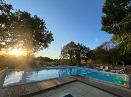 Emplacement tente camping car，位于Saint-Aubin-de-Nabirat的酒店