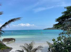 Boho Beachfront Cottage，位于恰洛克拉姆的酒店