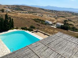 Immaculate Villa & Pool in Paros - Sleeps 10，位于克里希阿克提的酒店