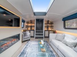 JOIVY Elegant houseboat near Canary Wharf，位于伦敦的船屋