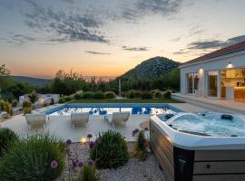 Villa Nebesi with pool and jacuzzi，位于Pristeg的带停车场的酒店