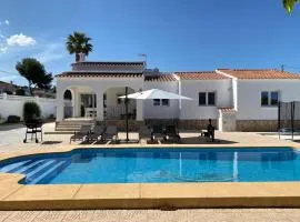 Villa con piscina, soleada, tranquila y céntrica