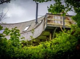 Skapya Treehouse with private hot tub .