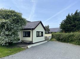 3 Bed Detached Cottage- Log Burner Mountain Views，位于波马利斯的酒店