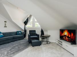 Luxury central apartment sleeps 7 guests with free parking and Netflix，位于伯恩茅斯的酒店