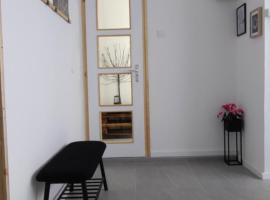 Blue Moon Apartman，位于埃格尔的带停车场的酒店