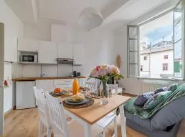 Un pied à terre avec terrasse à la Cathédrale - Une Nuit à Nîmes