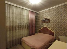 Private cozy room next to metro Garayev，位于巴库巴库奥林匹克体育场附近的酒店