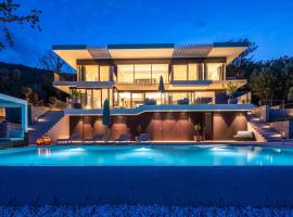 Villa Aura Caesar - 5 Bedroom villa - Ultra modern and luxurious - Stunning sea and town views，位于密德维亚的乡村别墅