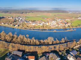 Familienfreundliche 3-Zimmer-Ferienwohnung，位于Saal an der Donau的带停车场的酒店