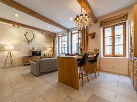 L'élégance de la pierre au pied de la Maison Carrée - Une Nuit à Nîmes