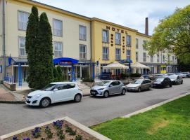 Hotel Béke Sziget Komló，位于Komló的酒店