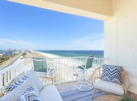 Ocean Front Penthouse Suite Panoramic Views of Gulf,Pensacola Beach,Pier, & Bay，位于彭萨科拉海滩的带停车场的酒店