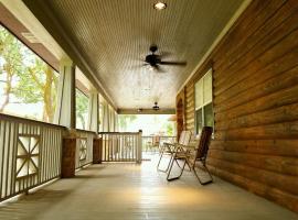 Charming Country Cabin with Self Check In，位于Irvington的酒店