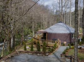 Tranquil Haven Luxy Yurt - Creekside Glamping with Private Hot Tub，位于Topton的酒店