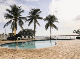 Dolphin Bay in Boca Ciega Resort - 2BR, Pool, Bay View，位于圣彼得堡的公寓