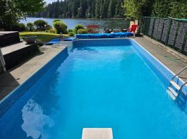 luxury ocean dock pool villa，位于莱迪史密斯的乡村别墅