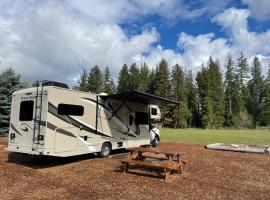 Quiet Country Rimrock Retreat RV，位于海登的酒店