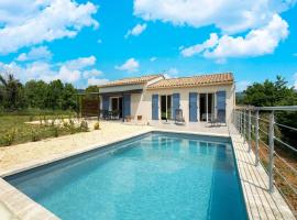 House in Cèze Valley near Waterfalls，位于Saint-André-de-Roquepertuis的酒店