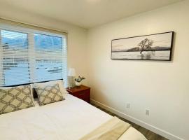 Unit #204 Cozy Mountain View 2BR in Canmore Downtown，位于坎莫尔的酒店