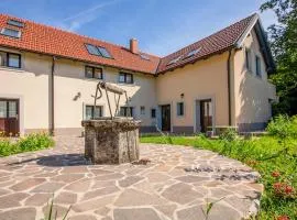 1 Bedroom Stunning Apartment In Col