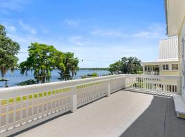 Pet friendly water front home in Palatka South Historic District with private dock that sleeps 8，位于帕拉特卡的酒店
