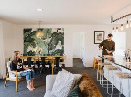 4 - Charming Space, Just a Stone Throw from Central Wanaka，位于瓦纳卡预言石酒庄附近的酒店