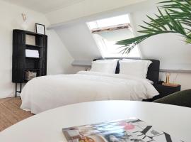 Guesthouse at the Amstel river with 2BR 2BA and garden，位于阿姆斯特尔芬的酒店