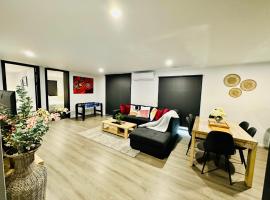 Spacious modern family home，位于帕金顿的酒店