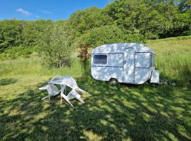 Caravan Miekie Camping La Foret du Morvan，位于Larochemillay的酒店