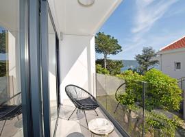 4K - Modern apartment very close to the sea，位于Savina的酒店