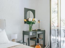 Apollo Resort，位于阿吉亚玛丽娜的带泳池的酒店