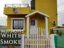 WHITE SMOKE villa，位于伊加特普里的酒店