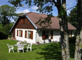 Gîte de la Marandine in Métabief with garden，位于梅塔比耶的度假屋