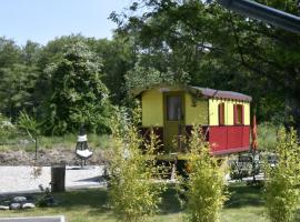 Roulotte pour une nuit en amoureux tout équipée..，位于滨海努瓦耶勒Chinese Cemetery of Nolettes附近的酒店