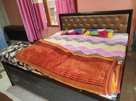 SPOT ON Navrang Sweets , Home Stay And Restaurant，位于阿尔莫拉的酒店