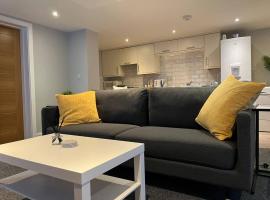 Stylish 1 Bedroom, 2 bed Basement Flat With Free Parking，位于塞尔的酒店