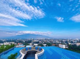Luxury new perfect pool gym condo1 BR，位于清迈的酒店