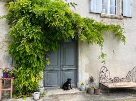 Le Loriot，位于Champagne-et-Fontaine的带停车场的酒店