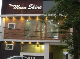 OYO The Moonshine Hotel，位于Charkhi Dādri的酒店
