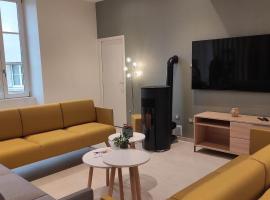 Gîte Spacieux avec Cour, Terrasse et Salle de Jeux - Centre Bourg, Accessible PMR - FR-1-586-36，位于Loye-sur-Arnon的酒店