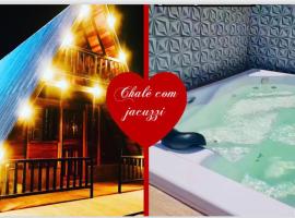 Chalé Na coruja com SPA jacuzzi 7,5km centro Águas com CORTESIA，位于阿瓜斯迪林多亚的酒店