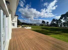 The Lake House - Theewaterskloof Golf Estate，位于Villiersdorp的酒店