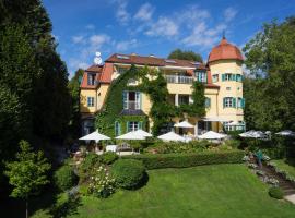 Hotel Seeschlößl Velden，位于沃尔特湖畔韦尔登费尔登游泳池附近的酒店